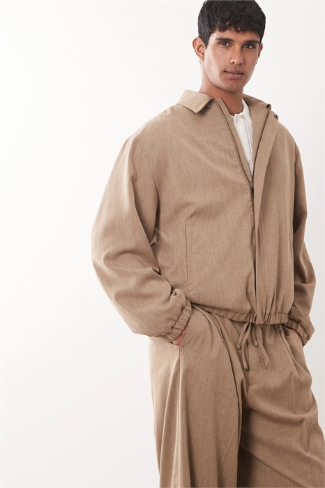 Стильные комплекты с плиссированной курткой-блузоном артикул 153018275