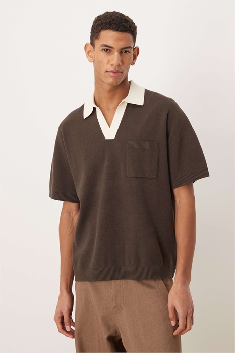 Полуформальная вязаная рубашка-поло с вырезом и карманом спереди артикул 151528655