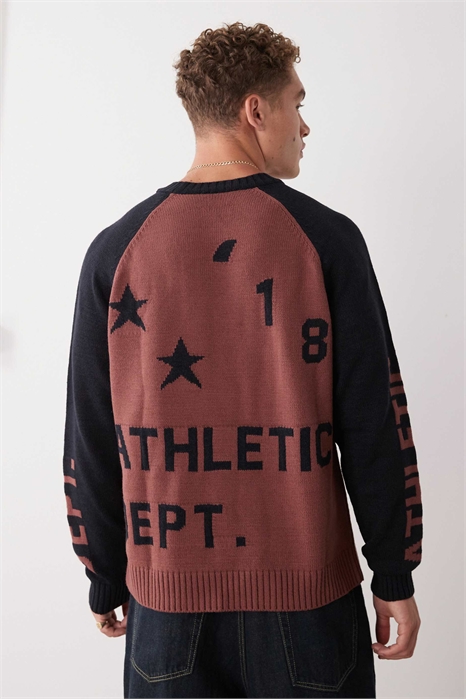 Вязаный свитер со спортивным принтом артикул 150389967
