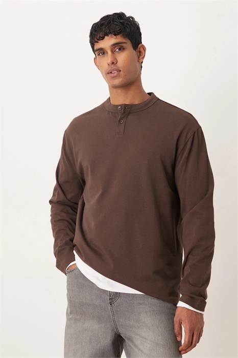 Толстая футболка свободного кроя с длинными рукавами и воротником-хенли артикул 150343753