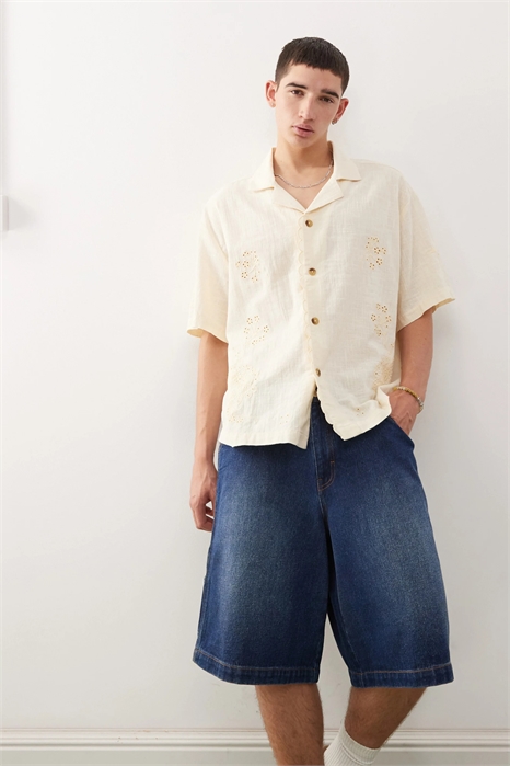 Рубашка с короткими рукавами и цветочной вышивкой артикул 141109135