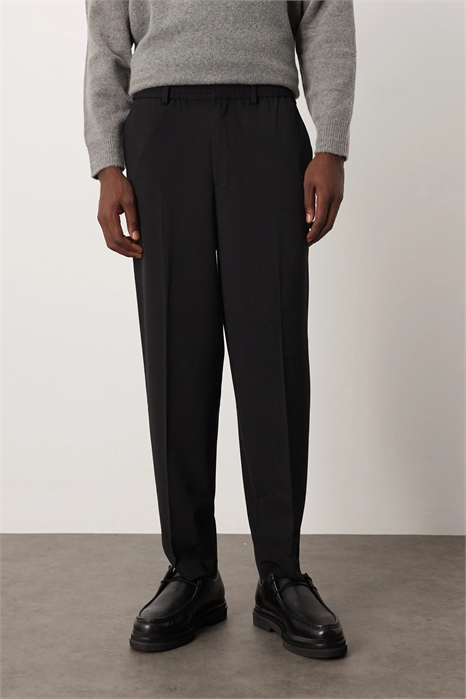 Стильные брюки свободного кроя с зауженными штанинами артикул 150345945