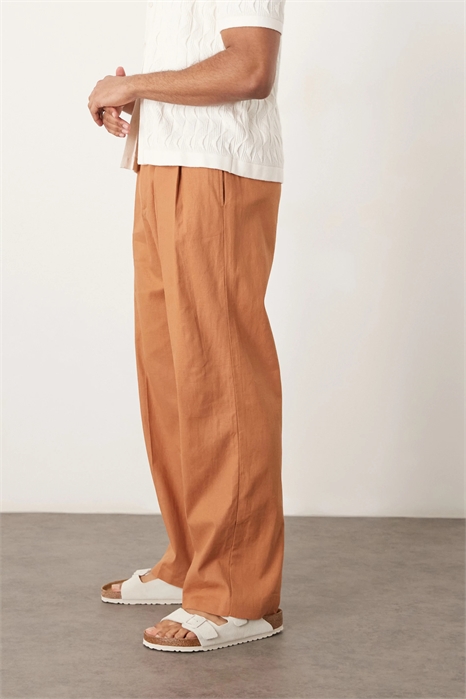 Стильные брюки из смешанного льна с широкими брючинами и двойными складками артикул 139561250