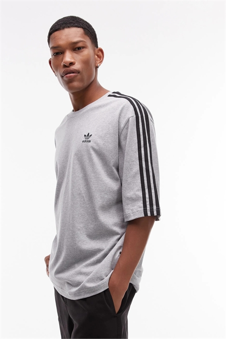 Футболка Adicolor с 3 полосками и свободным кроем артикул 141909524