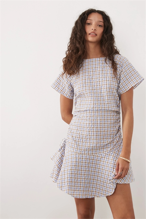 Мини-платье с короткими рукавами и завязкой на талии с рюшами артикул 155114004