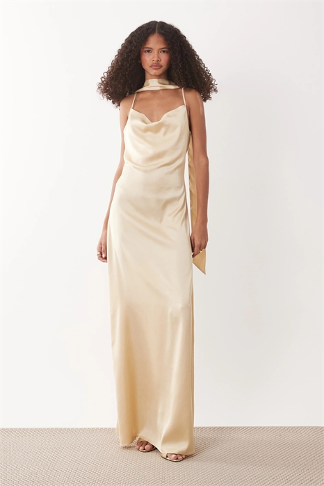 Атласное макси-платье с воротником-капюшоном, открытой спиной и шарфом артикул 154892838