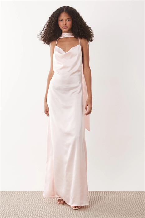 Атласное макси-платье с воротником-капюшоном, открытой спиной и шарфом артикул 154892833