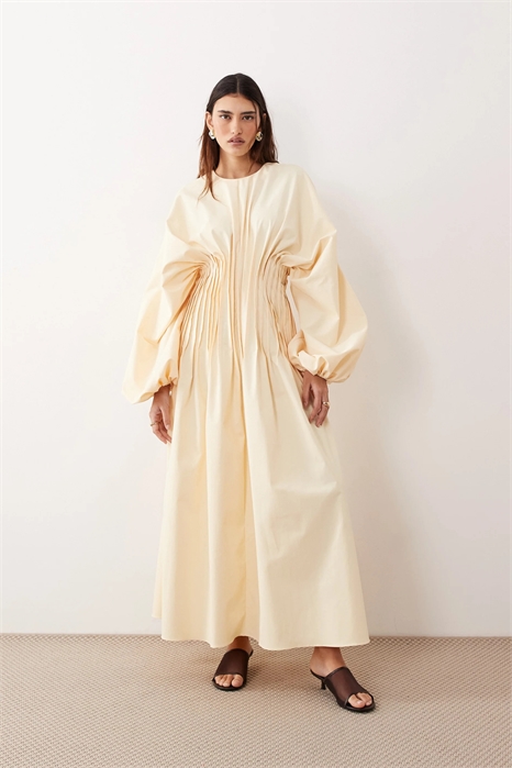 Макси-платье с плиссированной талией и длинными рукавами артикул 153688512