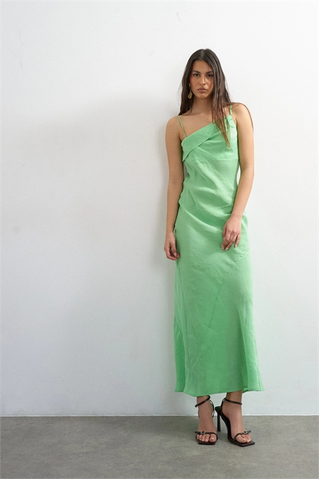 Платье средней длины с открытыми плечами артикул 147695725