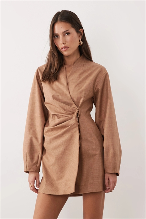 Платье-блейзер с жесткой конструкцией и складками на талии артикул 154959916