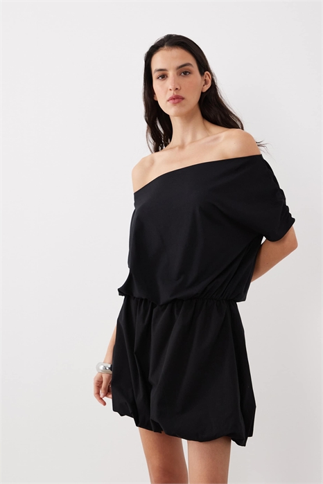 Мини-платье с открытыми плечами и буффами артикул 155407395