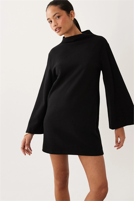 Мини-платье с широкими рукавами из сверхмягкой ткани артикул 154162542