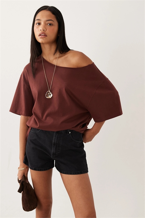 Свободная футболка оверсайз с открытыми плечами артикул 153751241