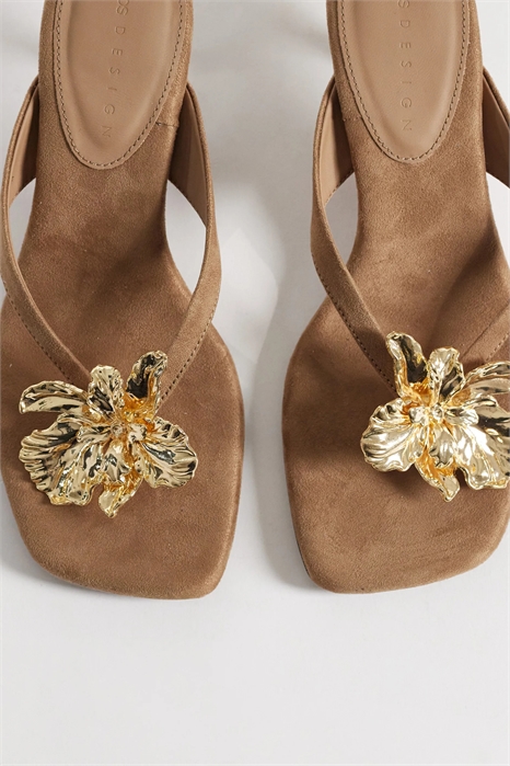 Сандалии на низком каблуке с ремешком между пальцами и декором в стиле «гаванна» артикул 154838469