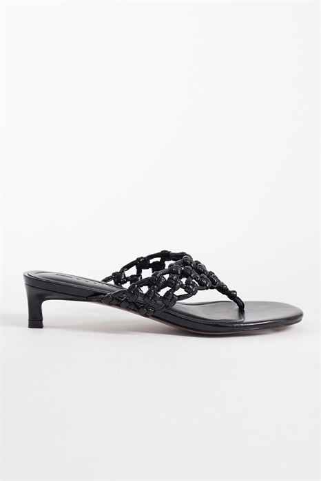 Сандалии на низком каблуке с перевязанным мыском и ремешком между пальцами артикул 152350634