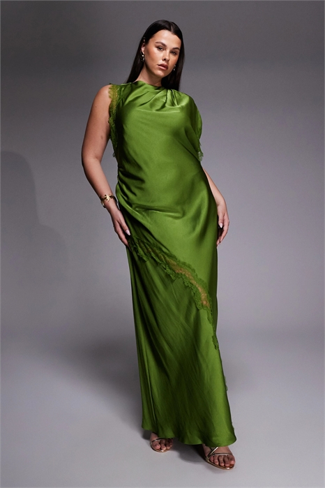 Макси-платье с асимметричными плечами из атласа и кружева артикул 154034823