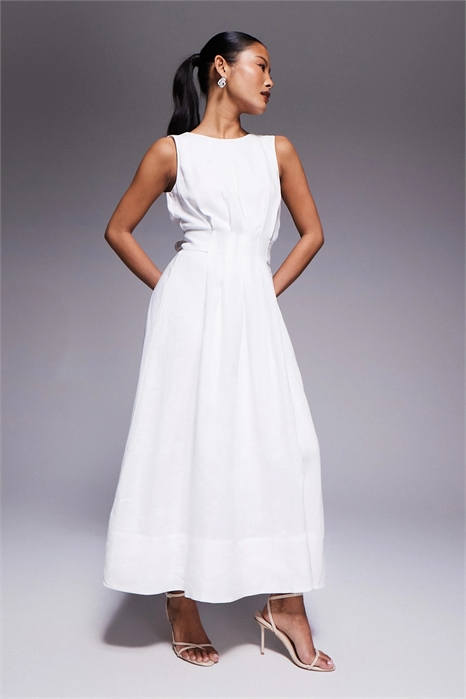 Льняное платье средней длины без рукавов с V-образным вырезом и завязками на спине артикул 154036907