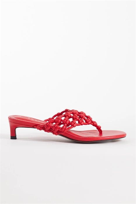 Сандалии на низком каблуке с перевязанным мыском и ремешком между пальцами артикул 152350636