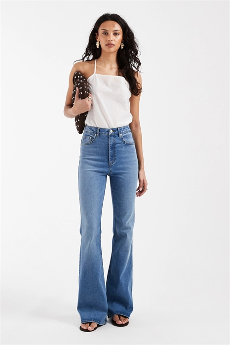 Джинсы с эффектом стрейч, подчеркивающие фигуру, с расклешенными брючинами артикул 154585554