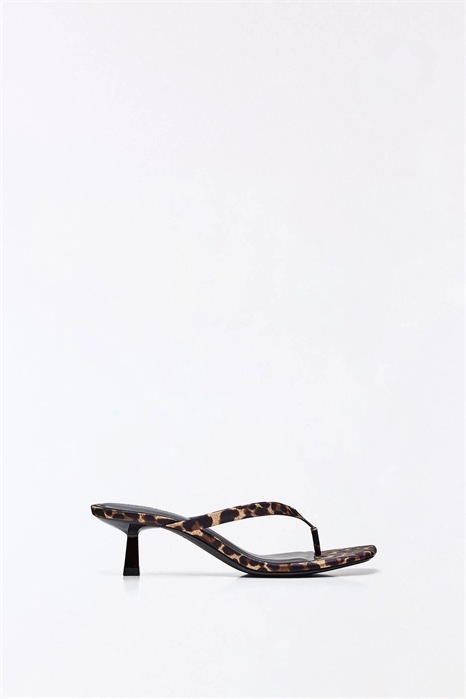 Сандалии на каблуке-стринге артикул 156115392