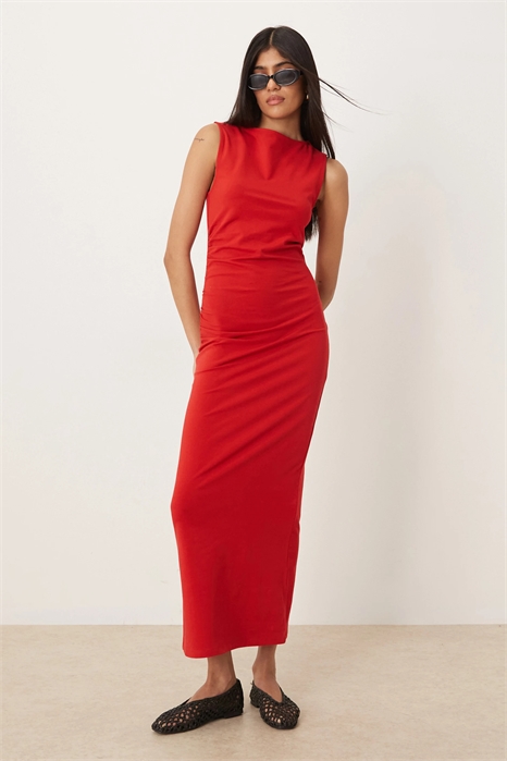 Платье средней длины с рюшами по бокам и косым вырезом артикул 152829063