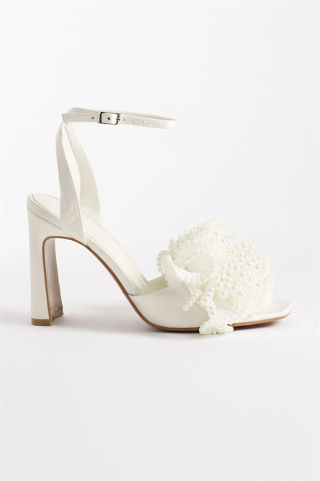Сандалии на высоком каблуке с оборками и жемчужной отделкой от Nearlywed артикул 153891988