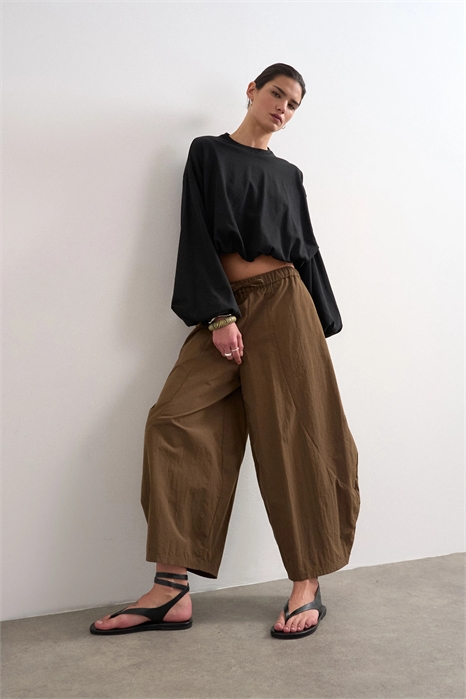 Техничные брюки средней длины свободного кроя овальной формы артикул 153404695