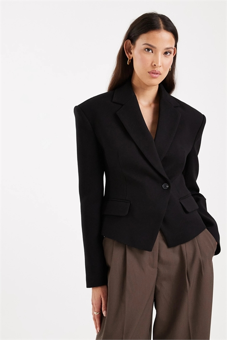 Короткий блейзер с зауженной талией и структурированным кроем артикул 153687101