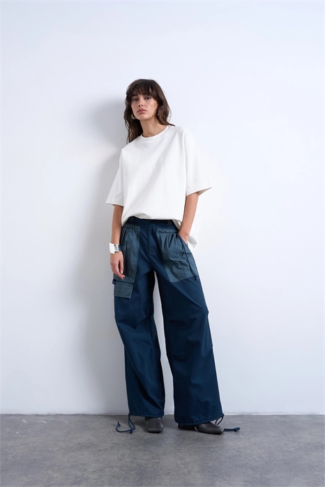 Двухцветные брюки-карго с глубокими карманами артикул 150555055