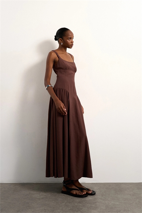 Льняное макси-платье с заниженной талией артикул 150553783