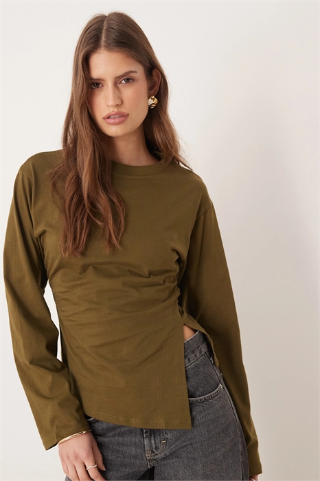 Футболка с зауженной талией, боковым разрезом и длинными рукавами артикул 150082203