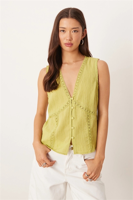 Жилет с кружевной отделкой артикул 152232228