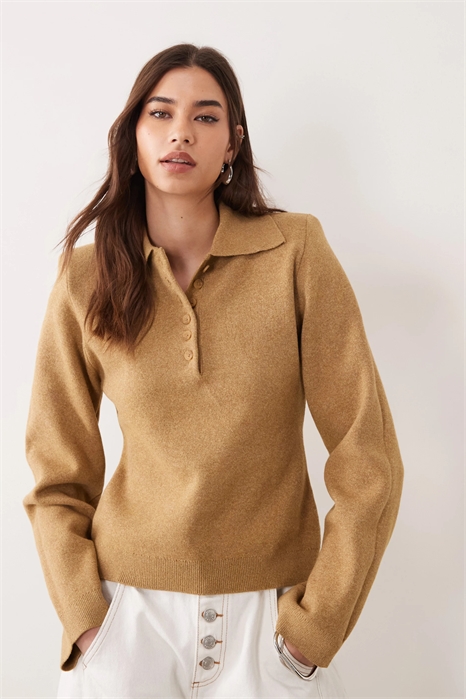 Поло с жесткими плечевыми накладками артикул 152193711