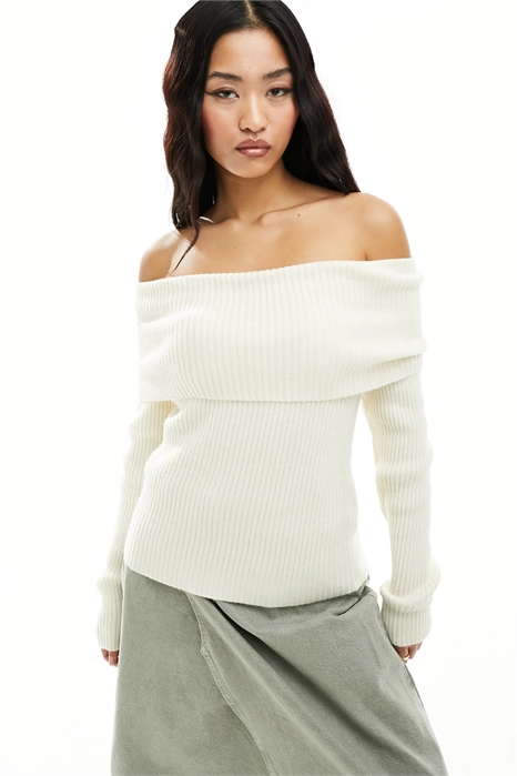 Свитер с открытыми плечами артикул 132778857