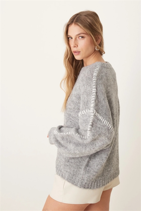 Вязаный свитер с вышивкой артикул 139102276