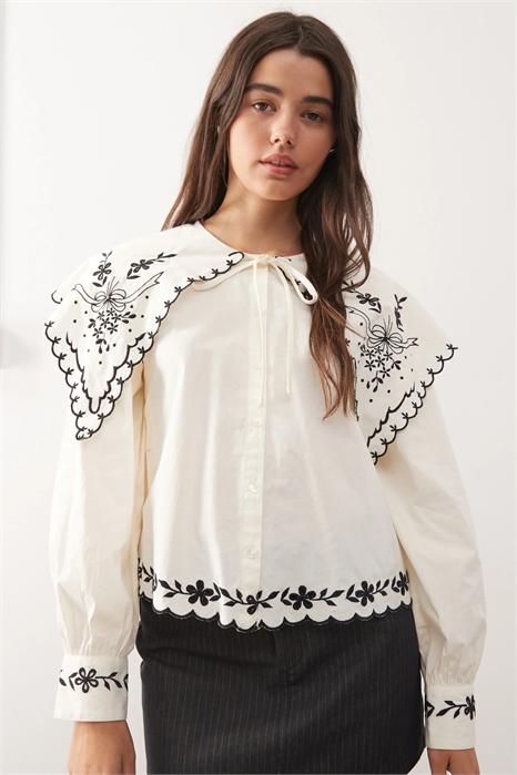 Рубашка с объемным воротником с вышивкой артикул 148226937