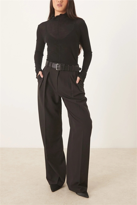 Брюки с широкими брючинами, поясом и складками артикул 152418168