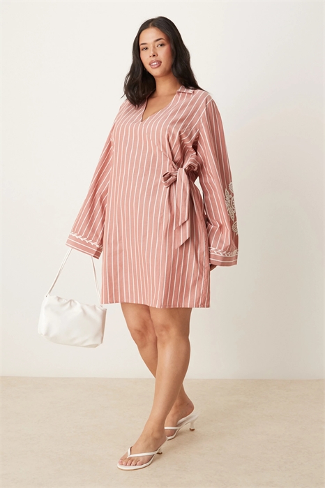 Мини-платье-рубашка ASOS DESIGN Curve с вышивкой и широкими манжетами артикул 143240953