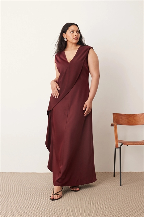 Макси-платье без рукавов с контрастными вставками артикул 145751543