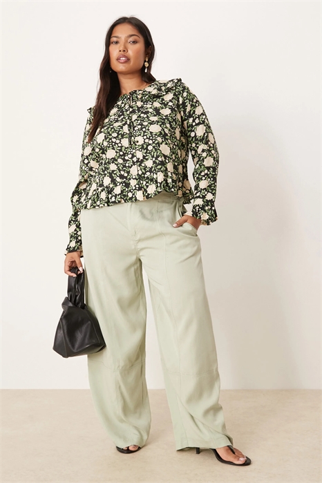 ASOS DESIGN: брюки Curve с мягкими расклешенными брючинами и декоративными швами артикул 147199492