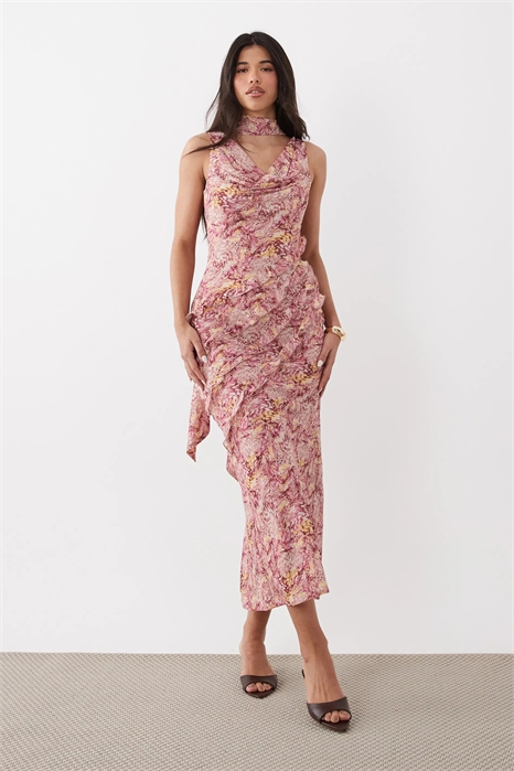 Макси-платье с воланами и разрезом спереди артикул 153148915