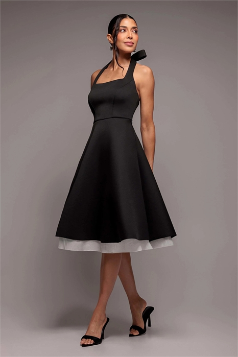 Платье средней длины с завязками на шее, с оборками из контрастной органзы и бантиком сзади артикул 156195804