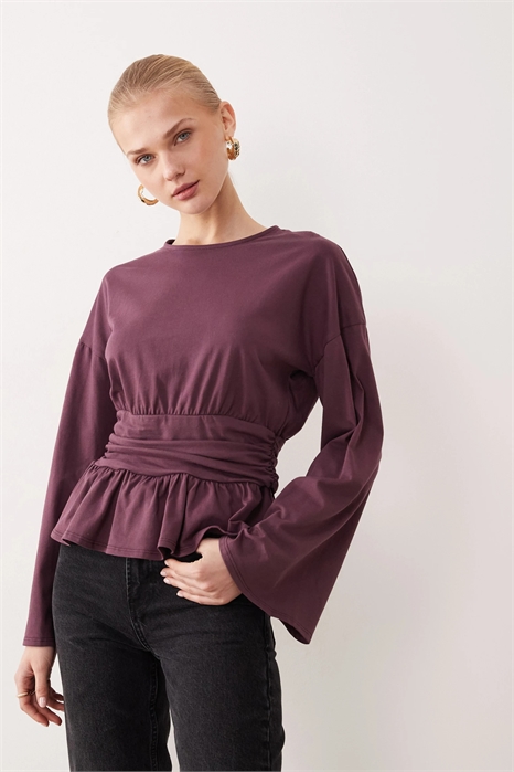 Зауженная талия, подол с баской, длинные рукава артикул 155053690