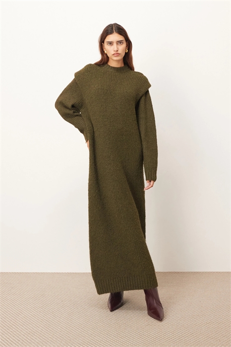 Платье средней длины с плечевыми вставками из ребристого трикотажа артикул 144644813