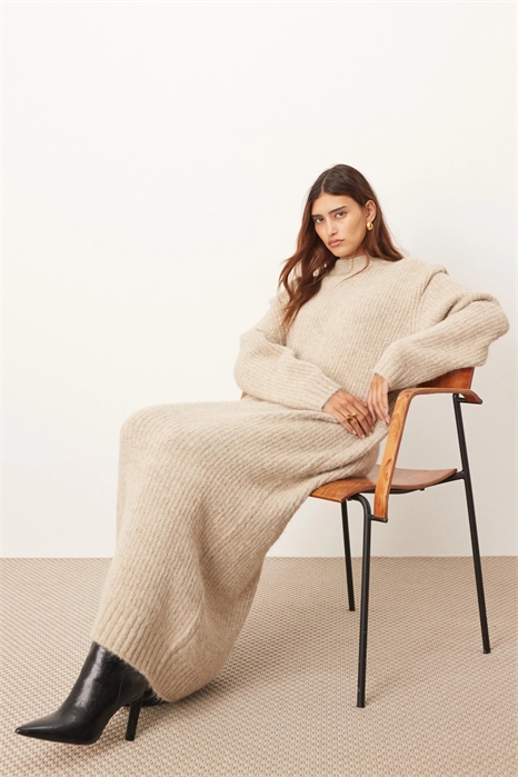 Платье средней длины с плечевыми вставками из ребристого трикотажа артикул 145391334