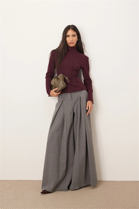 Топ из трикотажа с вытачками и накладками на плечах артикул 150075376