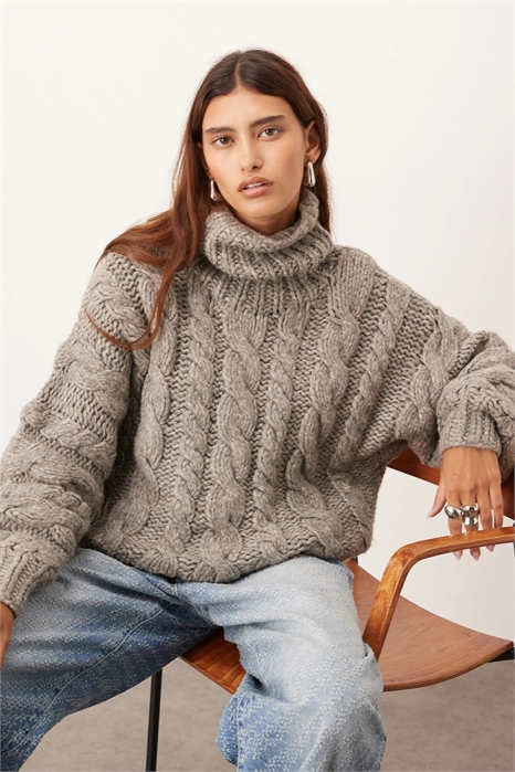 Свитер с высоким воротником и косами, связанный вручную артикул 148808422