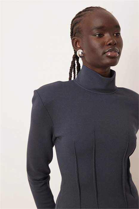 Топ из трикотажа с вытачками и накладками на плечах артикул 151337671