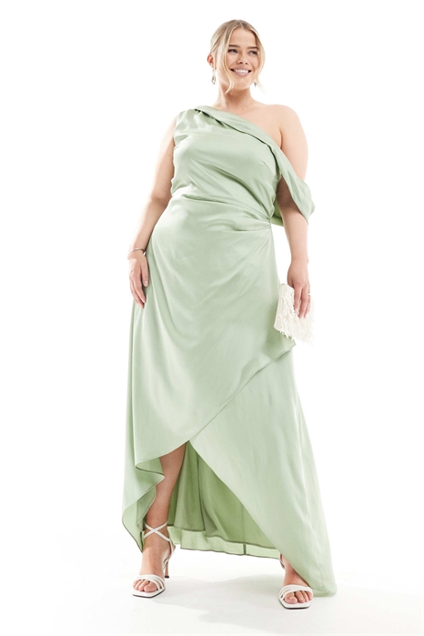 Атласное макси-платье для подружки невесты с открытыми плечами и юбкой-парео артикул 141189054