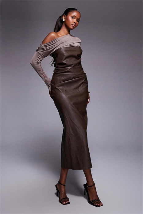 Платье-миди с бретелями из искусственной кожи и заниженной линией плеч артикул 150556283